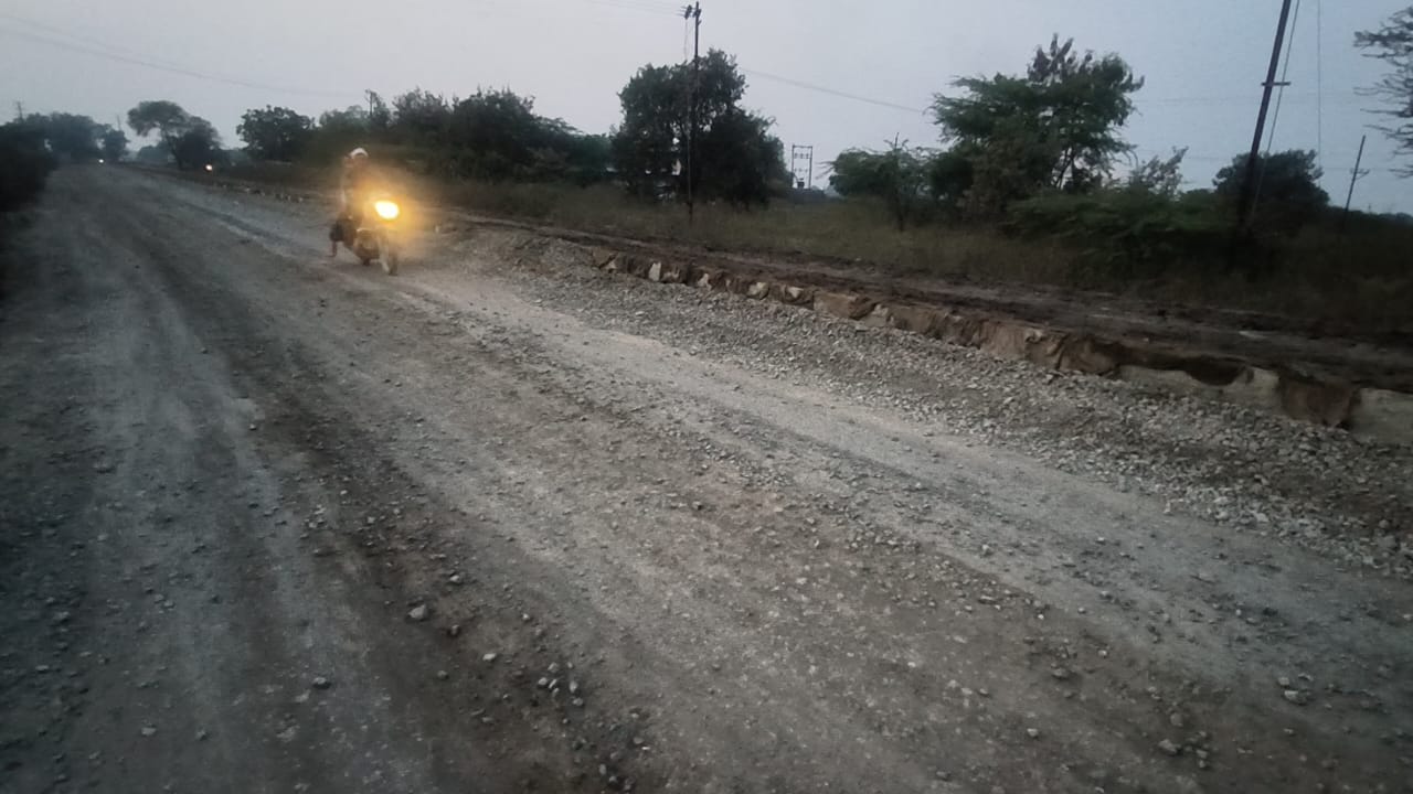 कजगाव–पारोळा रस्ता कामामुळे वाहतूक विस्कळीत; पर्यायी मार्गावरील खडीमुळे अपघातांची मालिका सुरू.संबंधित विभागाचे दुर्लक्ष 