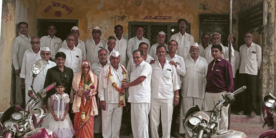 लोण पिराचे विकासो चेअरमन पदि सरस्वताबाई पाटील तर व्हाईस चेअरमन पदि सुरेश( फौजी ) खैरनार यांची बिनविरोध निवड.