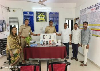 गुन्हेगारीवर तांत्रिक लगाम चाळीसगाव पोलिसांनी ११ गहाळ मोबाईल शोधले.!!!