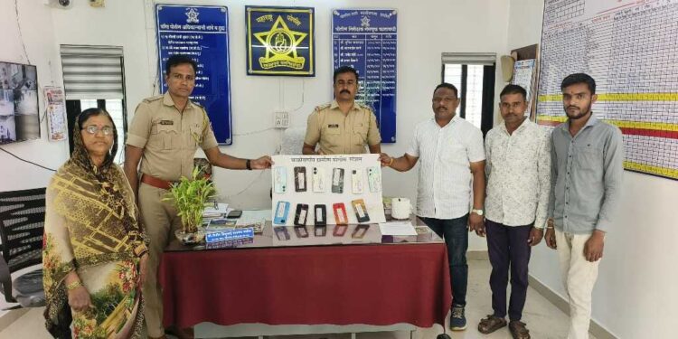 गुन्हेगारीवर तांत्रिक लगाम चाळीसगाव पोलिसांनी ११ गहाळ मोबाईल शोधले.!!!