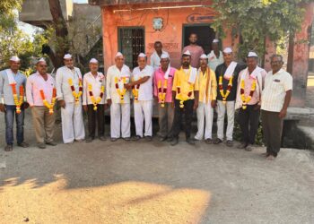 भोरटेक बुद्रुक येथील विकासोच्या नवनिर्वाचीत पदाधिकार्यांचा पञकार अशोकबापु परदेशी यांनी केला सत्कार.