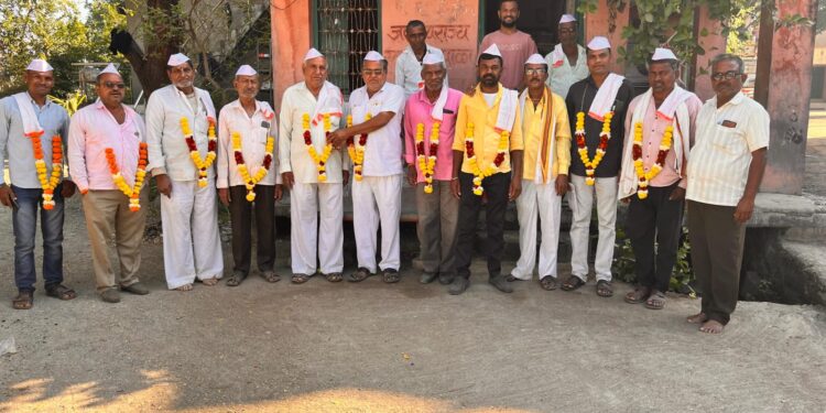 भोरटेक बुद्रुक येथील विकासोच्या नवनिर्वाचीत पदाधिकार्यांचा पञकार अशोकबापु परदेशी यांनी केला सत्कार.