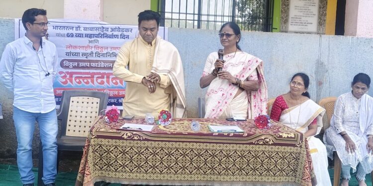 महापरिनिर्वाण दिनानिमित्त आदिवासी आश्रमशाळेत अन्नदान.!!!