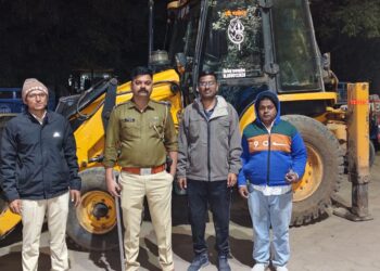 अवैध वाळू चोरीच्या कारवाईस गेलेल्या महसूल व पोलिसांच्या पथकावर हल्ला.हुज्जतबाजी,धमकी आणि दगडफेक , जेसीबी, दोन डंपर, ट्रॅक्टरसह ३७ लाखांचा मुद्देमाल जप्त.!!!