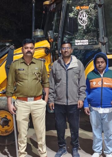 अवैध वाळू चोरीच्या कारवाईस गेलेल्या महसूल व पोलिसांच्या पथकावर हल्ला.हुज्जतबाजी,धमकी आणि दगडफेक , जेसीबी, दोन डंपर, ट्रॅक्टरसह ३७ लाखांचा मुद्देमाल जप्त.!!!