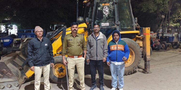 अवैध वाळू चोरीच्या कारवाईस गेलेल्या महसूल व पोलिसांच्या पथकावर हल्ला.हुज्जतबाजी,धमकी आणि दगडफेक , जेसीबी, दोन डंपर, ट्रॅक्टरसह ३७ लाखांचा मुद्देमाल जप्त.!!!