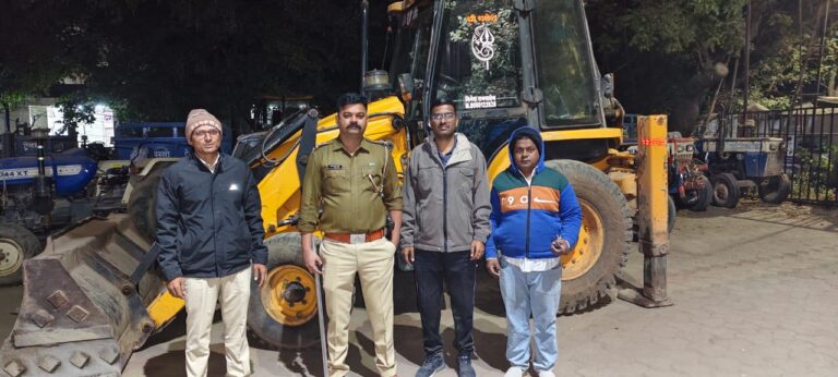 अवैध वाळू चोरीच्या कारवाईस गेलेल्या महसूल व पोलिसांच्या पथकावर हल्ला.हुज्जतबाजी,धमकी आणि दगडफेक , जेसीबी, दोन डंपर, ट्रॅक्टरसह ३७ लाखांचा मुद्देमाल जप्त.!!!