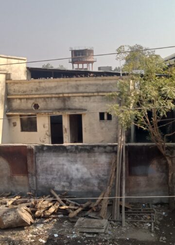 रावेर शहरातील एका शाळा परिसरात लोंबकळत्या विद्युत तारा : महावितरणच्या निष्काळजीपणामुळे हजारो विद्यार्थ्यांचा जीव धोक्यात.!!!