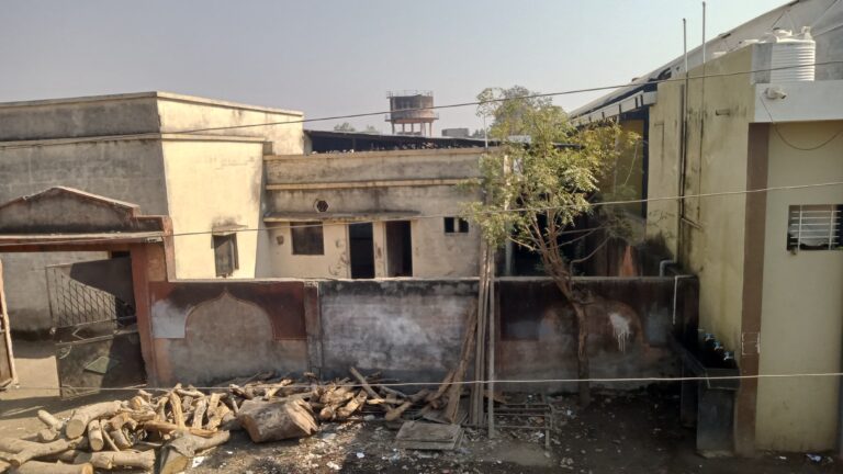 रावेर शहरातील एका शाळा परिसरात लोंबकळत्या विद्युत तारा : महावितरणच्या निष्काळजीपणामुळे हजारो विद्यार्थ्यांचा जीव धोक्यात.!!!