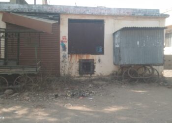 महिंदळे येथील प्रवाशी निवाऱ्यात ग्रामपंचयातीचे आतिक्रमण; बस स्टॅन्ड मध्ये बसवले जल शुद्धीकारण मशीन.!!!