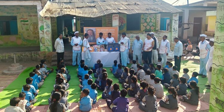 भडगाव तालुक्यात विश्व मानव रूहानी केंद्रातर्फे गरजू विद्यार्थ्यांना शालेय साहित्याचे वाटप.!!!