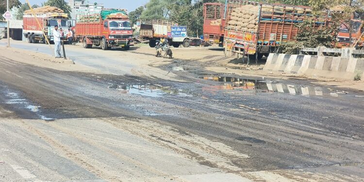 कजगाव येथे जळगाव–चांदवड महामार्गावरील गटारींची दयनीय अवस्था; नागरिकांच्या सुरक्षिततेचा प्रश्न गंभीर