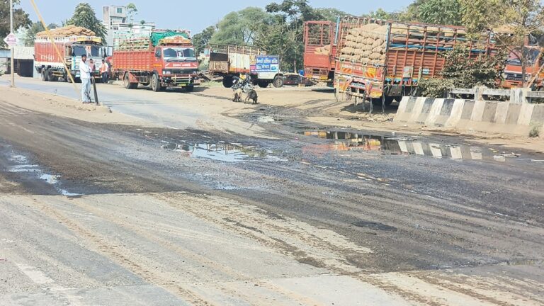 कजगाव येथे जळगाव–चांदवड महामार्गावरील गटारींची दयनीय अवस्था; नागरिकांच्या सुरक्षिततेचा प्रश्न गंभीर
