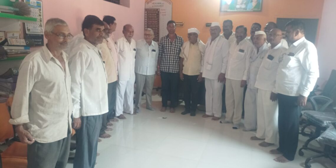 वाडे विकासोमार्फत राजेंद्र परदेशी व अर्जुन पाटील यांचा सत्कार.