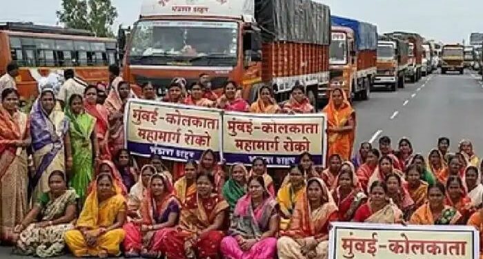 लाडक्या बहिणींचे महामार्ग रोको आंदोलन; मुंबई–कोलकाता राष्ट्रीय महामार्गावर वाहतूक ठप्प.!!!