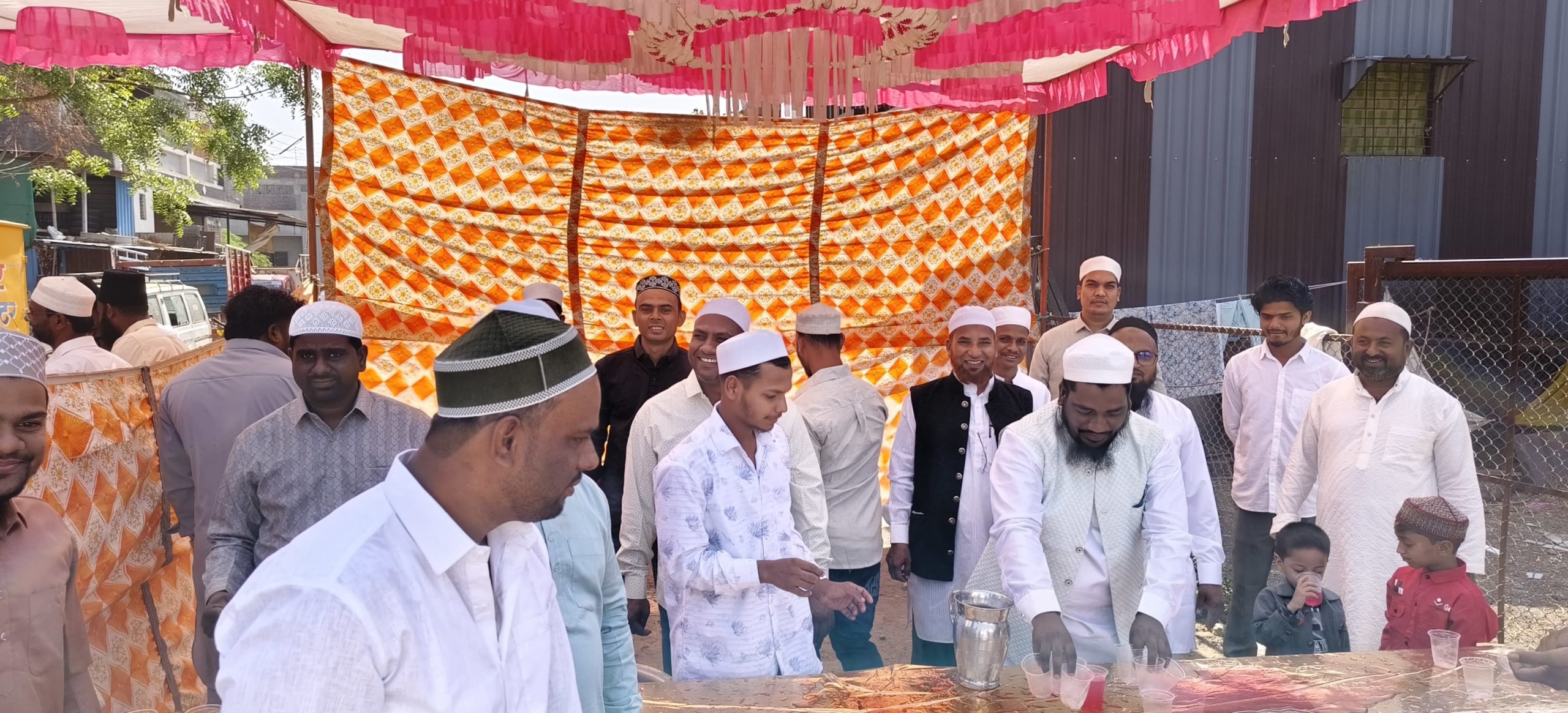 ईदच्या आनंदात समाजसेवेची गोडी; कुरेशी गोहर परिवाराकडून शरबत वाटप.!!!