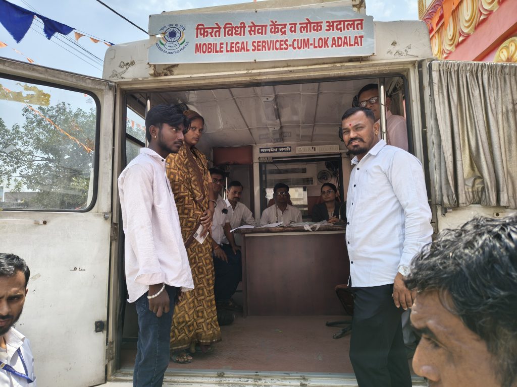 आमडदे येथे फिरते विधी न्यायालय व कायदेविषयक जनजागृती शिबिर संपन्न