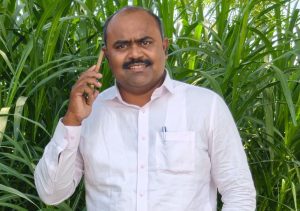 भोला शेतकर्यावर भोला महादेवाची माया. चक्क बसलेल्या शेतकर्याच्या पाठीवर चढला सर्प.शेतकर्याने असाही सर्पाचा उधळला डाव.वाडे येथील ( भोला ) शशिकांत महाजन यांचे धाडस.