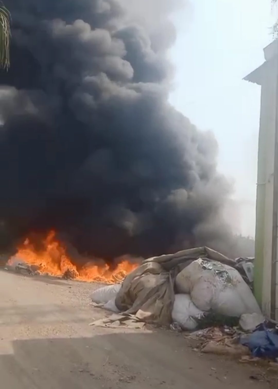 भडगाव मिनी MIDCमध्ये भीषण आग; प्लास्टिक डेपो जळून खाक, मोठे नुकसान