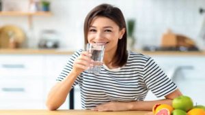 उन्हाळ्यात गरम की थंड पाणी? आरोग्यासाठी नेमकं काय योग्य