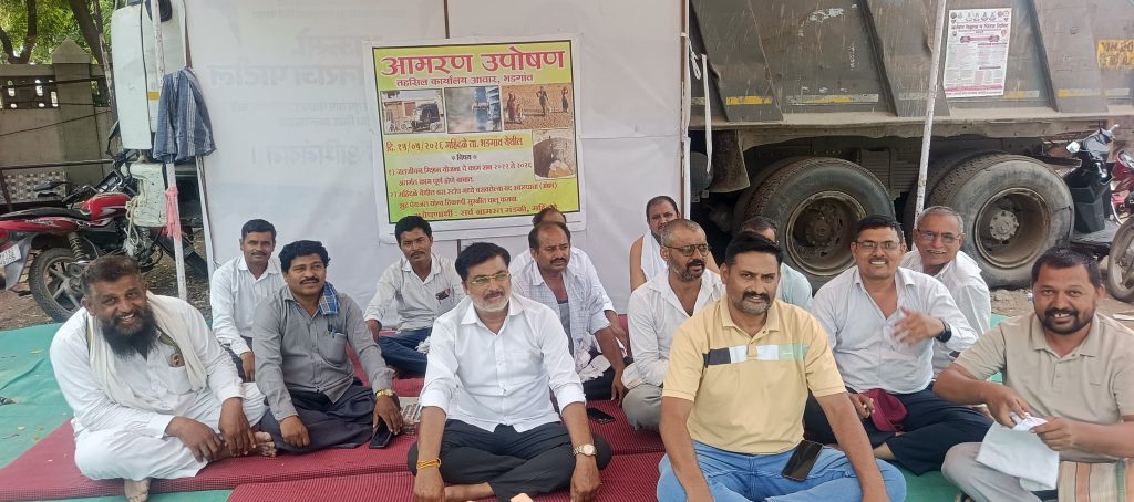 माहिंदळे ग्रामस्थांचे जलटंचाई विरोधात आमरण उपोषण सुरू 2 IMG 20260515 WA0938