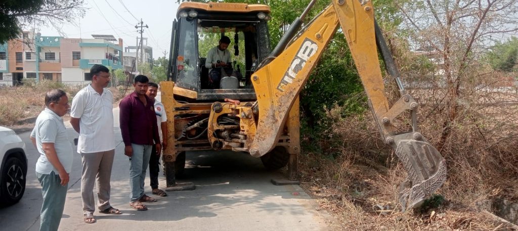 भडगावात पावसाळ्यापूर्वी ड्रेनेज सफाई मोहिमेला प्रारंभ २० मे ते ३ जूनदरम्यान शहरातील नाले, मोऱ्या आणि ड्रेनेजची होणार व्यापक सफाई 11 IMG 20260522 WA1066