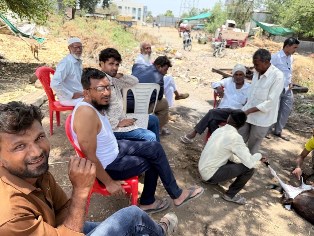 लासगाव येथे सामूहिक कुर्बानीतून सामाजिक ऐक्याचा संदेश,गरीब व गरजूंसाठी मांसाचे वाटप; उपक्रमाचे सर्व स्तरातून कौतुक 1 IMG 20260528 WA10841