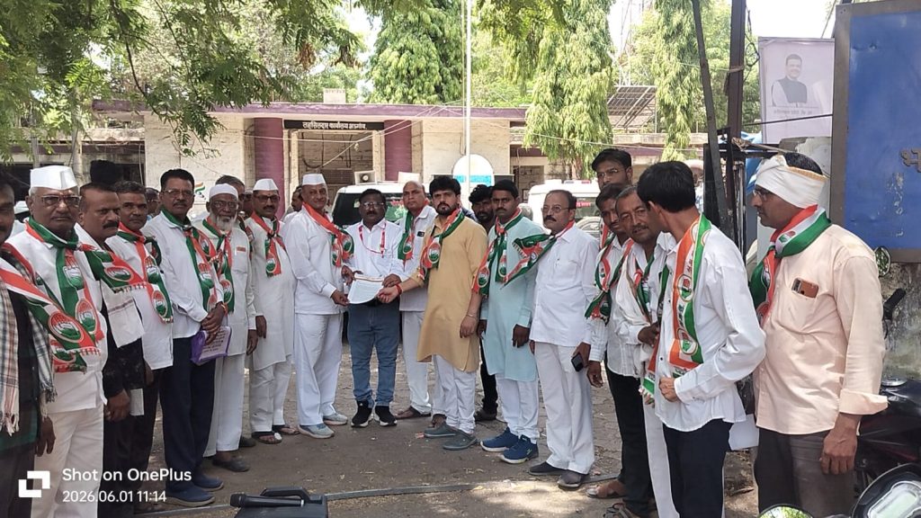 भडगाव येथे काँग्रेसचा बैलगाडा मोर्चा; पेट्रोल-डिझेल दरवाढ मागे घेण्याची मागणी.!!! 8 IMG 20260601 WA1165