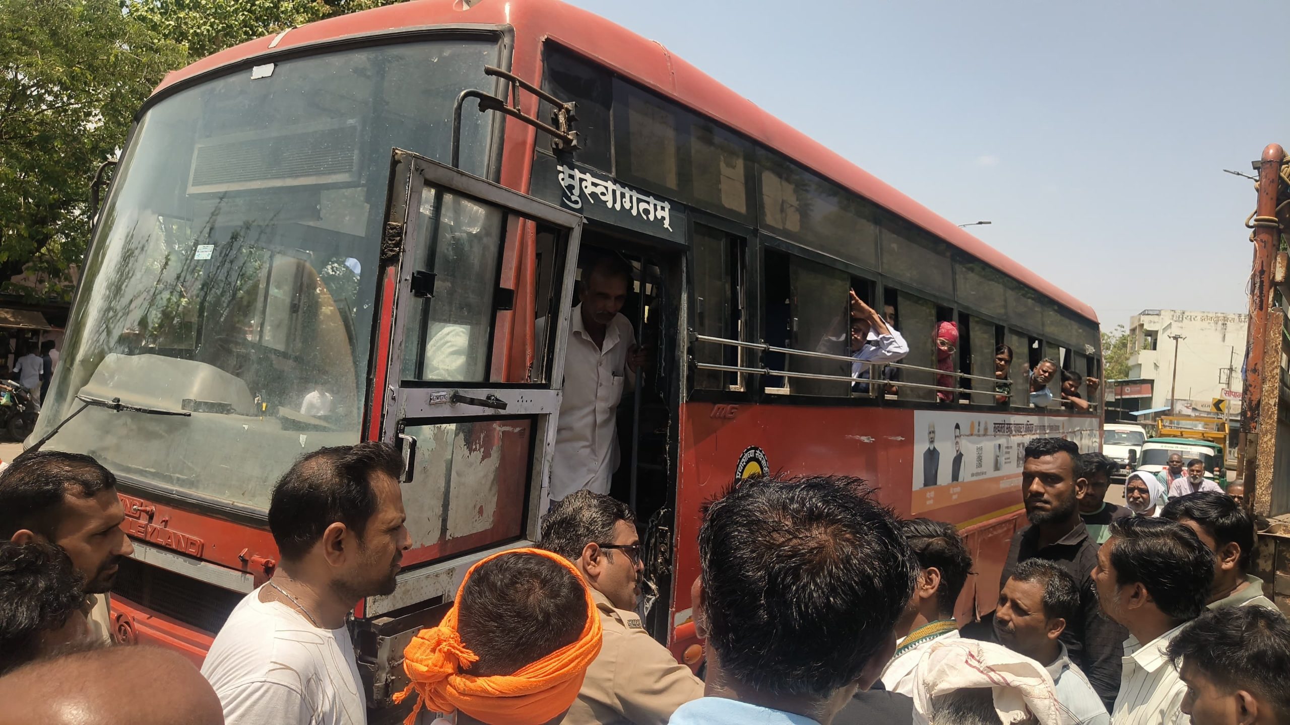 तांदूळवाडी फाट्यावर एसटी थांबवण्यावरून वाद; ग्रामस्थांचा रस्ता रोको आंदोलनाचा इशारा,बस थांबवण्याबाबत गैरसमजातून शाब्दिक वाद; प्रवाशांकडूनही स्पष्टीकरण, एसटी प्रशासनाकडे तातडीने लक्ष देण्याची मागणी.!!! 1 IMG 20260608 WA0929 scaled