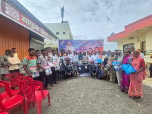 वाढदिवसाचा अनोखा आदर्श! सफाई कर्मचाऱ्यांच्या हस्ते केक, पावसाळ्यात रेनकोटची भेट 4 IMG 20260718 WA1121