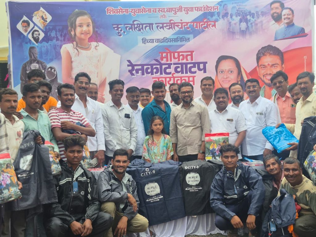 वाढदिवसाचा अनोखा आदर्श! सफाई कर्मचाऱ्यांच्या हस्ते केक, पावसाळ्यात रेनकोटची भेट 6 IMG 20260718 WA1123