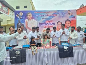 वाढदिवसाचा अनोखा आदर्श! सफाई कर्मचाऱ्यांच्या हस्ते केक, पावसाळ्यात रेनकोटची भेट 3 IMG 20260718 WA1124