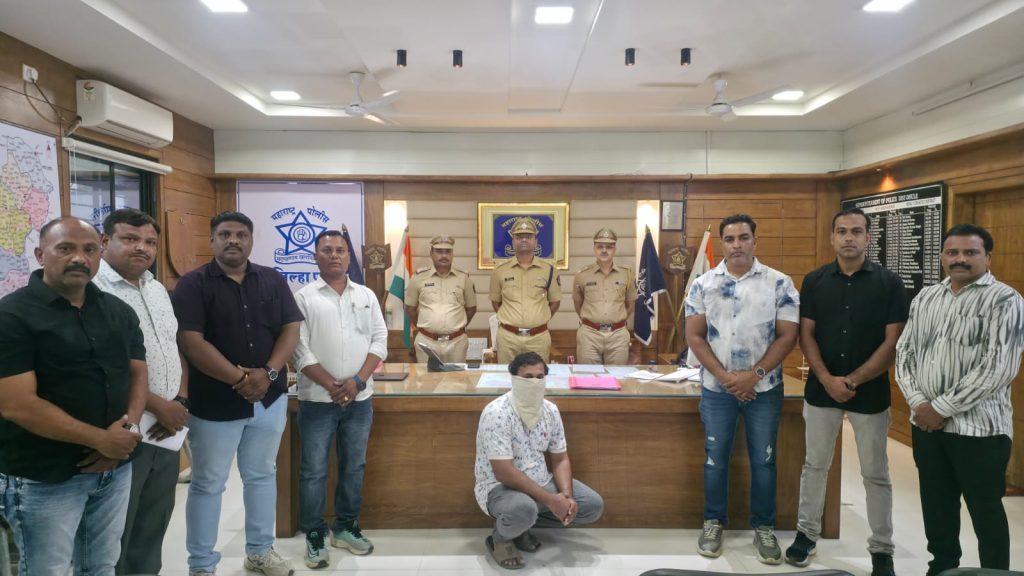 धुळे पोलिसांची धडाकेबाज कामगिरी; अवघ्या ६ तासांत १.५५ कोटींच्या सोन्याच्या दागिन्यांची चोरी उघड, आरोपी मुद्देमालासह जेरबंद 1 IMG 20260718 WA1568
