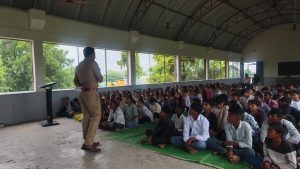 तळई माध्यमिक विद्यालयात कासोदा पोलिसांचा जनजागृती उपक्रम; विद्यार्थ्यांना सायबर सुरक्षा, 'गुड टच-बॅड टच', ड्रग्जमुक्ती व वाहतूक नियमांचे सखोल मार्गदर्शन.!!! 3 IMG 20260807 WA0777