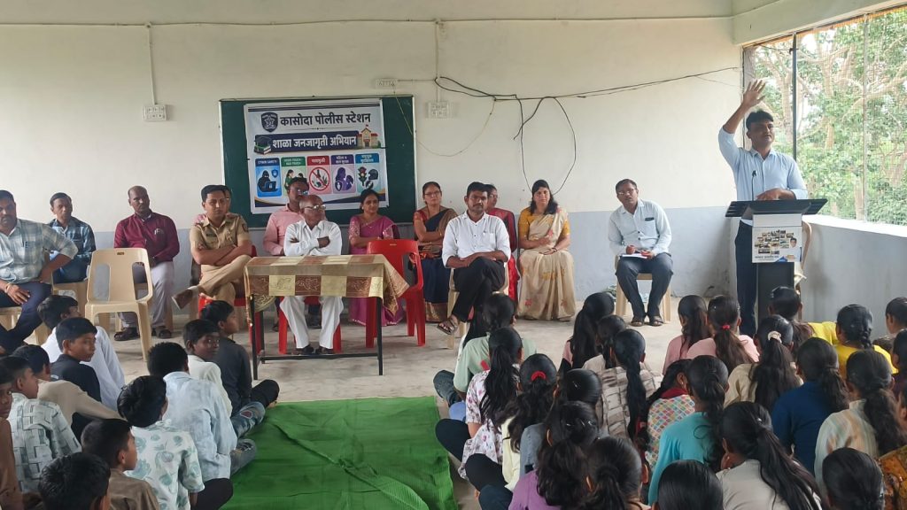 तळई माध्यमिक विद्यालयात कासोदा पोलिसांचा जनजागृती उपक्रम; विद्यार्थ्यांना सायबर सुरक्षा, 'गुड टच-बॅड टच', ड्रग्जमुक्ती व वाहतूक नियमांचे सखोल मार्गदर्शन.!!! 5 IMG 20260807 WA0778